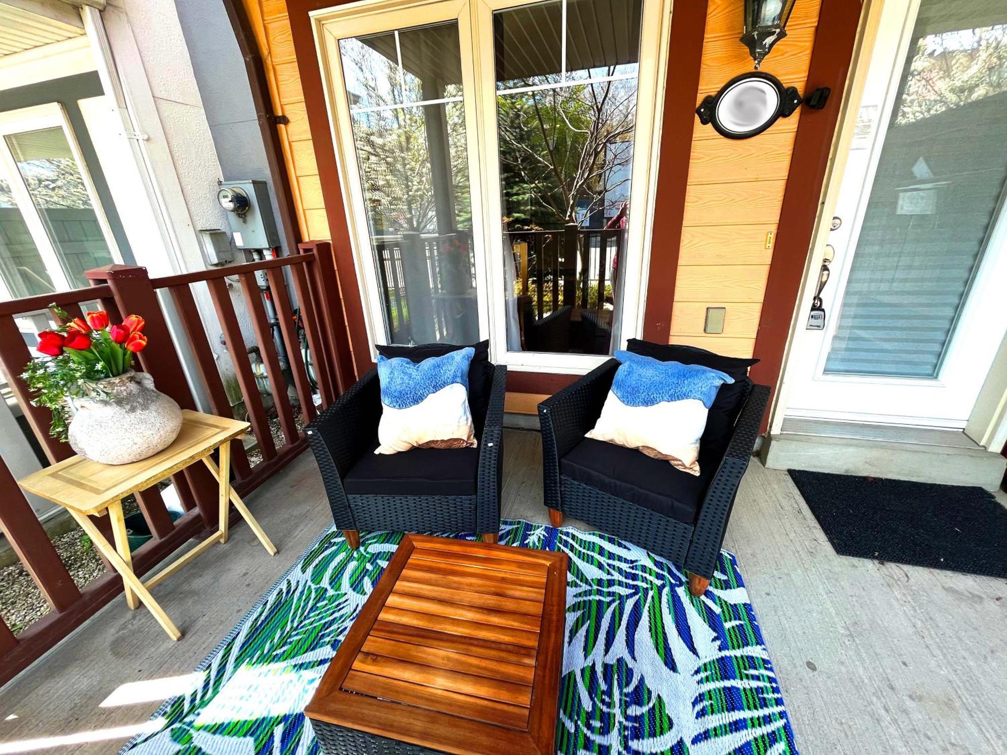 Stunning Rooms In Townhouse Across The Beach Торонто Екстер'єр фото